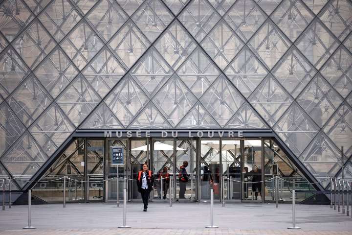 Mañana reabre el Louvre tras robo sin resolver