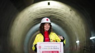 Ayuso estudia 'topar' el precio del suelo de la vivienda protegida en Madrid