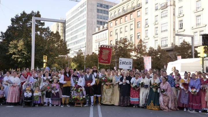 Busca la foto de tu grupo en la Ofrenda de Flores 2025: de 10.00 a 11.30