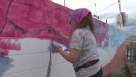 Violeta Aragón transforma la entrada al vertedero de Caleta Olivia con un vibrante mural de fauna