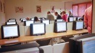 Los profesores de autoescuela, ante la gran cantidad de suspensos del teórico: "Es imprescindible que vayan a clase para que entiendan la norma"