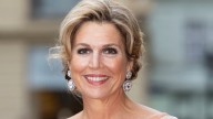 Máxima de Holanda sorprende con traje-vestido coral que rejuvenece y estiliza la figura a los 50+