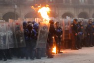 Manifestantes se enfrentan a policías en el 57 aniversario de la masacre de Tlatelolco