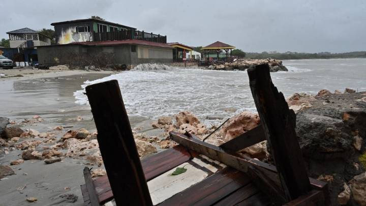 "Melissa" golpea Jamaica con vientos catastróficos y lluvias torrenciales; podrá tocar tierra como huracán categoría 5