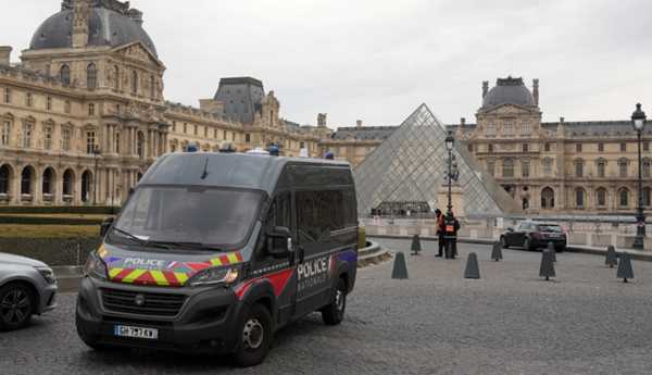 Thieves steal crown jewels in 4 minutes in daring Louvre robbery