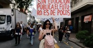Promulga Argentina leyes para financiar universidades y pediatría, pero posterga ejecución