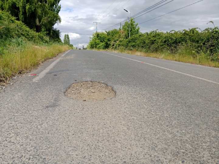 PELIGROSO HOYO EN CAMINO A LA BALSA DE SANTA CLARA PREOCUPA A VECINOS Y CONDUCTORES