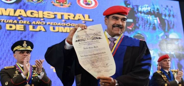 Presidente Maduro recibe medalla y diploma por clase magistral ofrecida por los estudiantes de la Universidad Militar