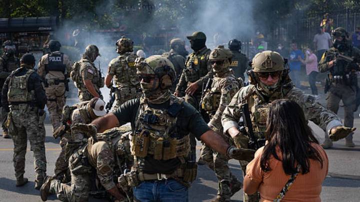 En video: las protestas se agudizan en Chicago entre gases lacrimógenos y detenidos durante redadas migratorias de ICE