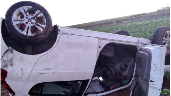 Despiste y vuelco en la ex Ruta 131: trasladaron al conductor con traumatismos