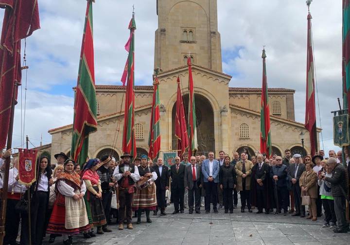 Un desfile de pendones acompaña las fiestas de la Casa de León en Gijón