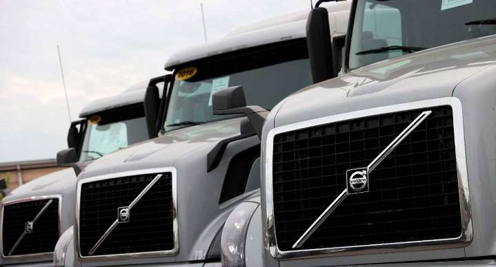 Anuncia Trump aranceles del 25% a camiones importados; afectará también a México