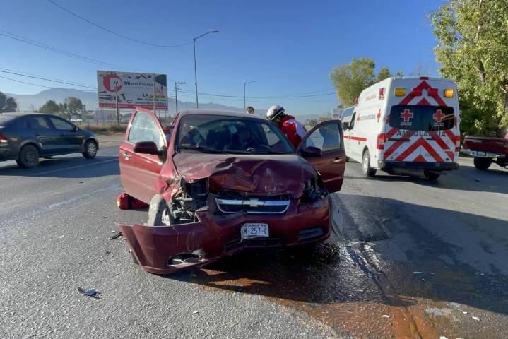 Saltillo: camioneta pierde el control y colisiona contra auto; hay tres lesionados