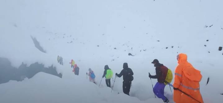 Over 1,000 Climbers Trapped on Tibetan Everest Amid Blizzard