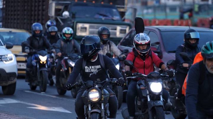 “Lo que se gana se va en transporte”: Fenalco pide soluciones al Distrito por restricciones a motos