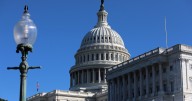 US shutdown drags on; troops to get pay but economic fallout grows