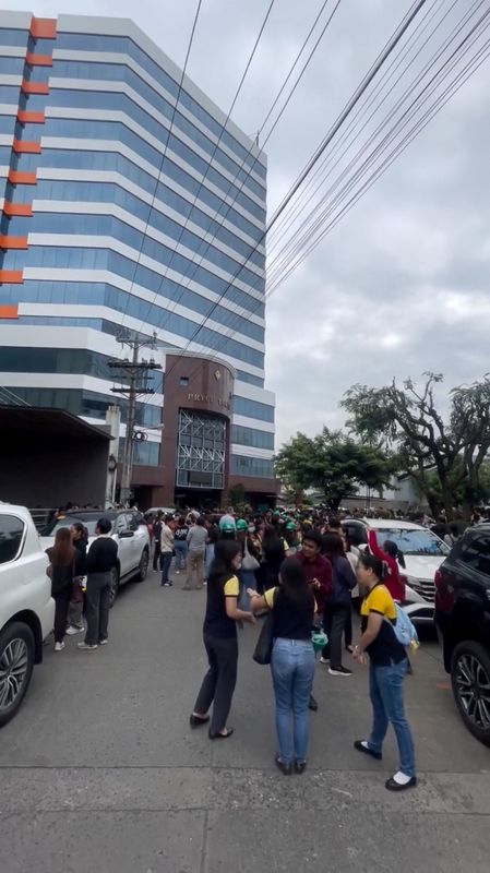 Powerful 7.5 magnitude earthquake strikes off southern Philippines, tsunami warnings issued
