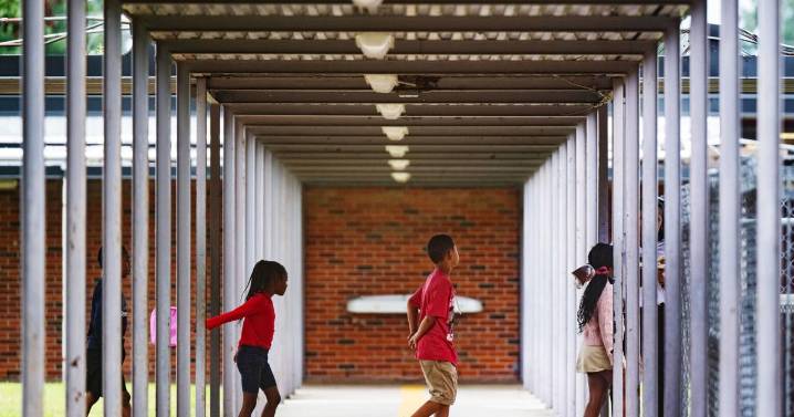 Ed leaders seek new ways to curb LA's high absenteeism rates