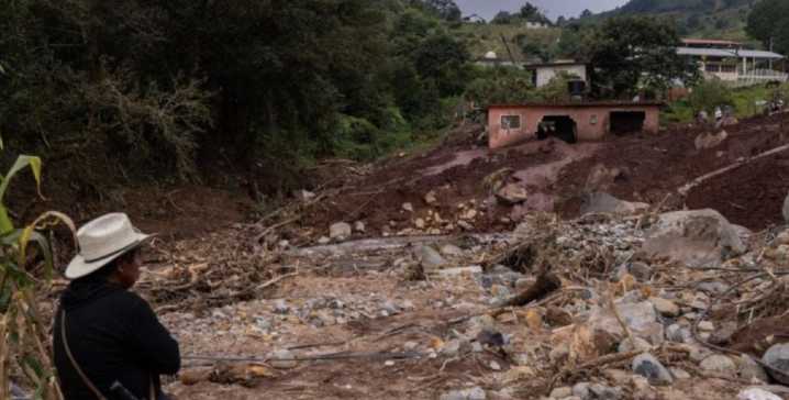 A una semana de las lluvias, 127 comunidades siguen incomunicadas; Sheinbaum supervisa ayuda en helicóptero
