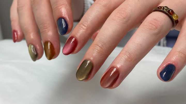 Uñas cortas efecto velvet: el manicure elegante y sofisticado que debes lucir esta Navidad 2025