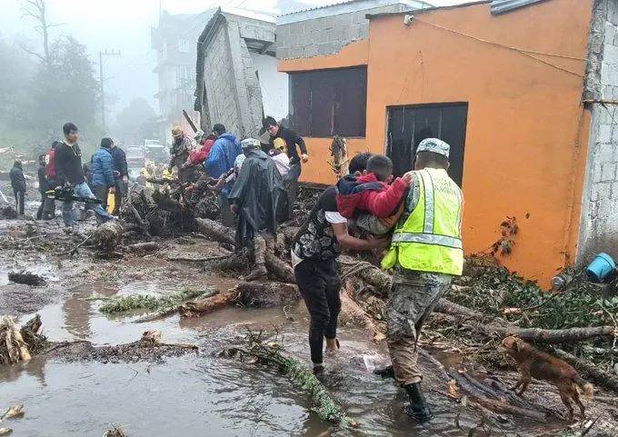 Llega a 44 número de personas fallecidas por lluvias y deslaves en México