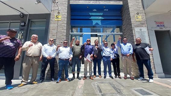 CUESTIONAN A DECANO DE ABOGADOS