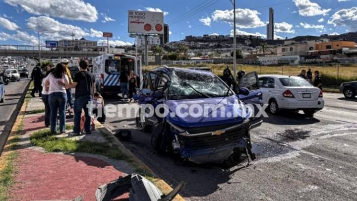 Brinca camellón, causa fuerte choque y paraliza tráfico en el Peri