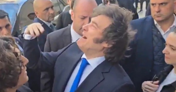 Milei se cruzó con un vecino que lo insultó en Mar del Plata desde un edificio: "Te estoy arreglando la vida"