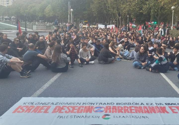 Cientos de personas cortan la entrada a San Sebastián con una sentada en favor de Palestina