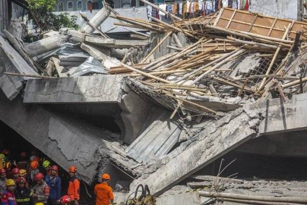 El derrumbe de un colegio en Indonesia deja más de 90 desaparecidos