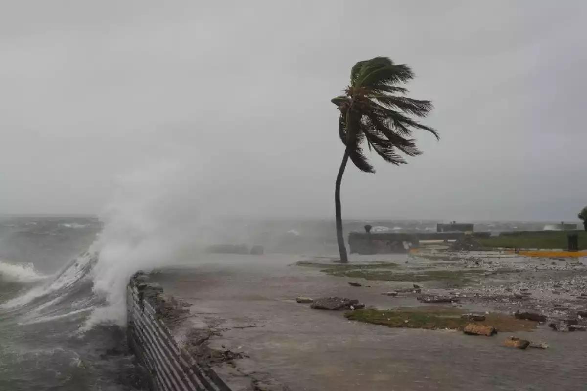 Huracán Melissa se aleja de Jamaica y avanza hacia el este de Cuba: alertas y recomendaciones
