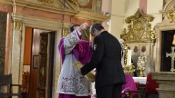 La Policía Nacional recibe la cruz honoraria de la basílica