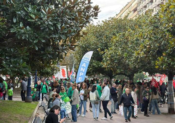 Los docentes vuelven a manifestarse en Santander para reclamar la adecuación salarial