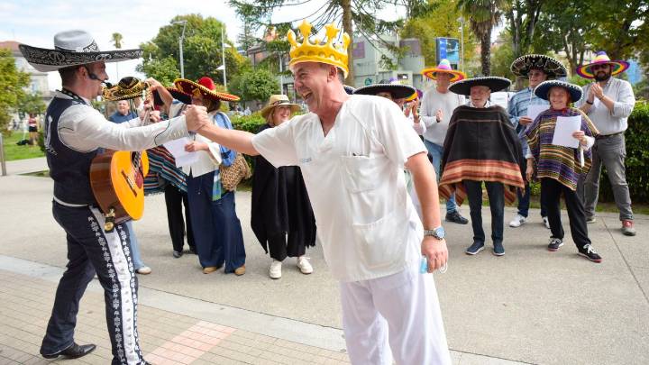 Mariachis para Isidro, «el rey de rayos» que se jubila en Pontevedra tras 43 años en el Sergas