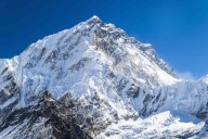 Nearly 1,000 Climbers Trapped on Mount Everest amid Blizzard
