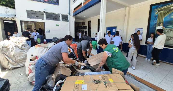 En este colegio de Manizales reciclan y ahorran para comprar canecas de basura: sacan 10 en cuidado ambiental