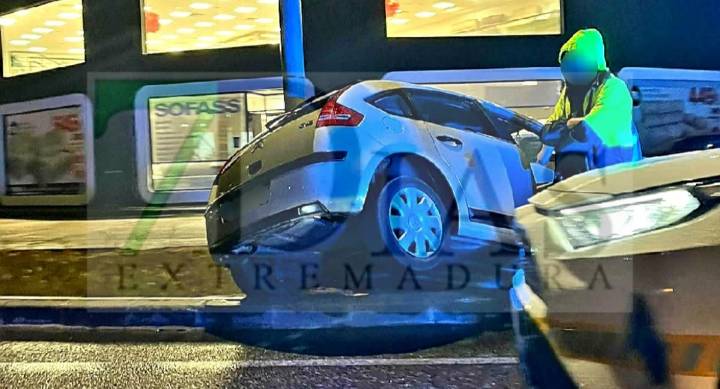 Pierde el control de su vehículo y acaba empotrado en la cuneta en Badajoz