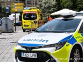 Auxilian a un hombre que se mareó después de chocar con otro turismo