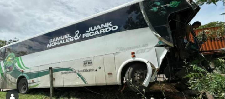 Bus de la agrupación de Samuel Morales sufrió accidente en carretera del Cesar