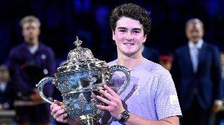 Proud parents change flight plans to watch Brazilian teenager Fonseca win Swiss final
