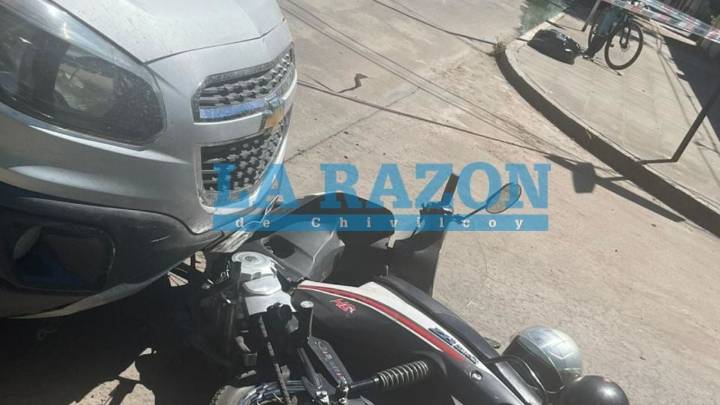 Colisión entre una moto y una camioneta en el centro de la ciudad