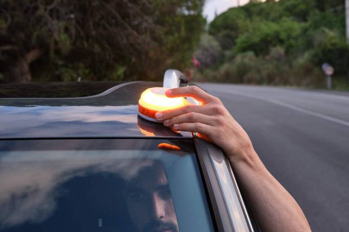 La DGT lo deja claro desde ya: los coches en Zaragoza que deben llevar la baliza V16