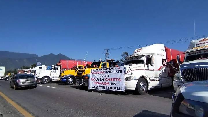 Transportistas bloquean la autopista Puebla-Veracruz para pedir que no se instalen dos casetas de peaje