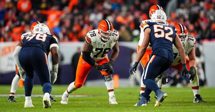Browns struggling OLine loses veteran to injury vs Steelers