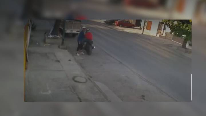 Captan descarado robo de motocicleta y piden dar con el ladrón en Torreón