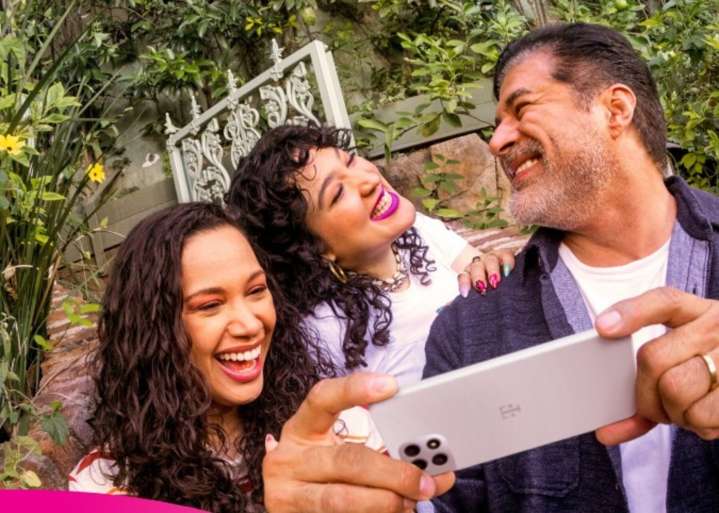 Estudio revela cómo los latinos lideran la adopción digital y marcan tendencia en nuevas tecnologías