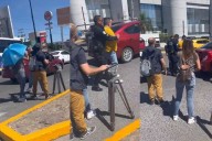 Camarógrafo es agredido por conductor durante bloqueo de taxistas en León