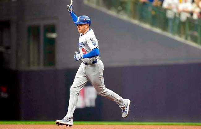 Snell comanda triunfo de Dodgers en Milwaukee