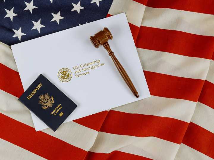 Estados Unidos dejará de aceptar cheques para los pagos migratorios: cuál es el nuevo método