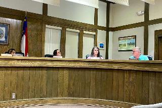 The Outer Banks Voice -   Manteo Commissioners agree on $150K-$195K salary range for new Town Manager